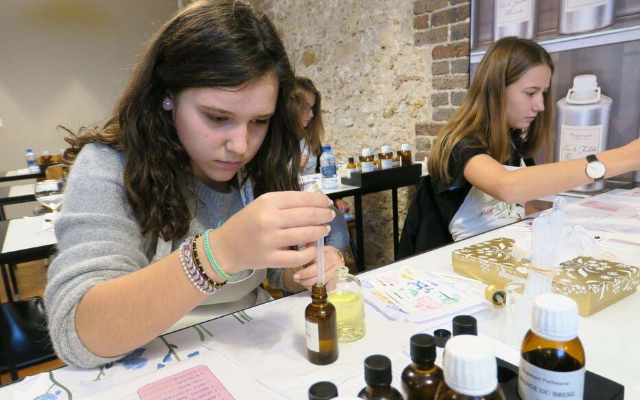 Paris (IXe) Atelier de fabrication d’eau de Cologne, au musée des parfums Fragonard Ici Tara (à gauche) et sa copine Mila, 14 ans Ateliers accessibles a parti