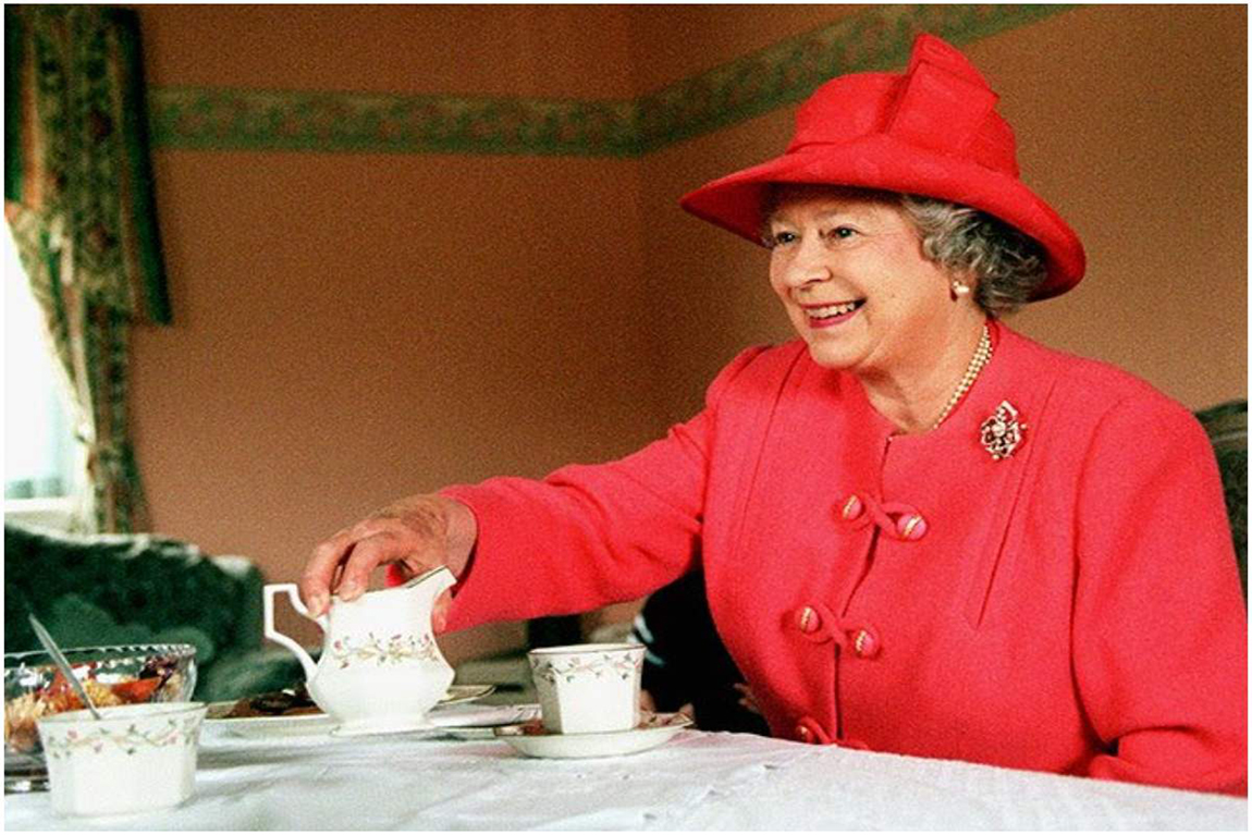 Nữ hoàng Elizabeth dùng trà