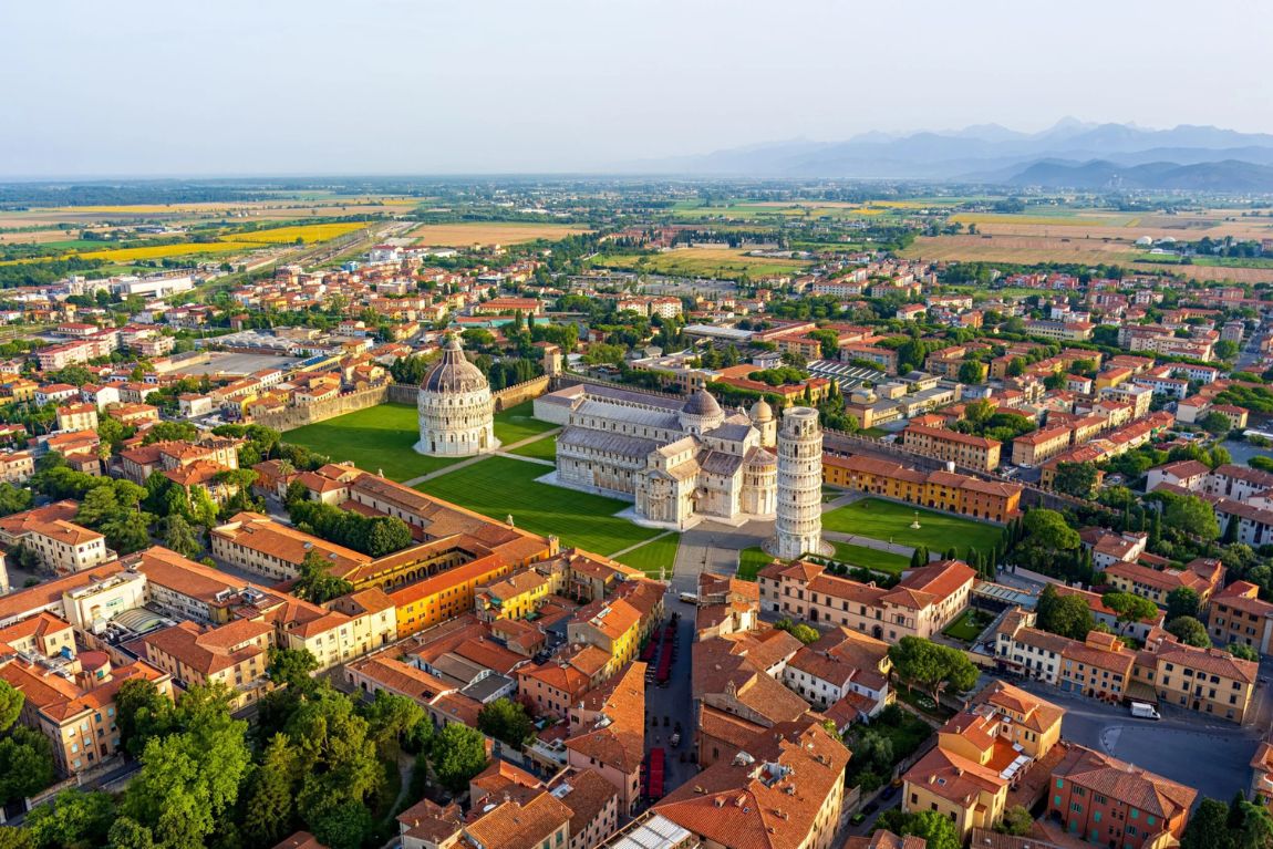 Pisa - Tháp nghiêng Pisa tại trung tâm quảng trường Piazza dei Miracoli