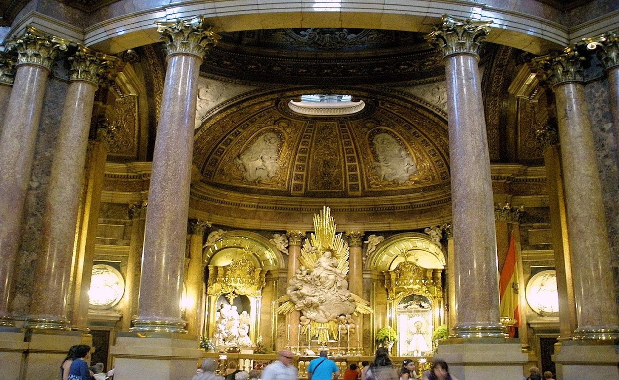 Zaragoza Tây Ban Nha - Đức Mẹ Cột Trụ bên trong Basilica del Pilar Zaragoza