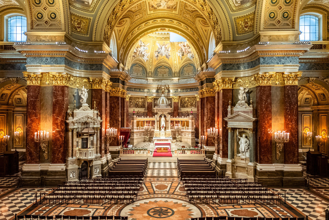 Budapest - Bên trong chính điện của Nhà thờ Matthias (Mátyás templom)