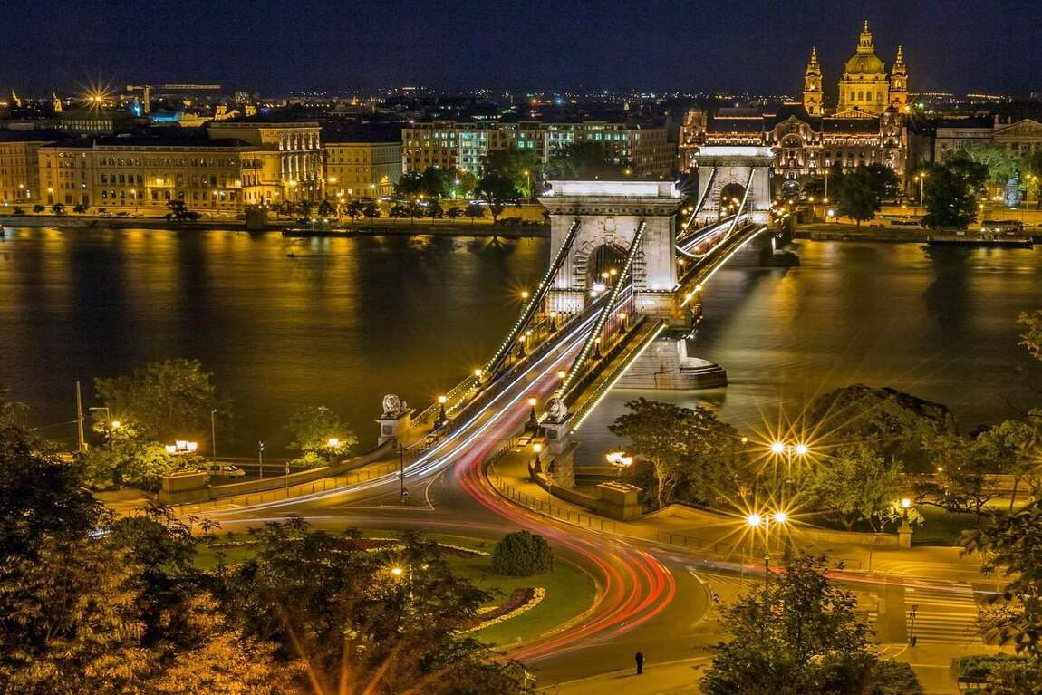 Budapest - Cầu Széchenyi được chiếu sáng lung linh khi về đêm