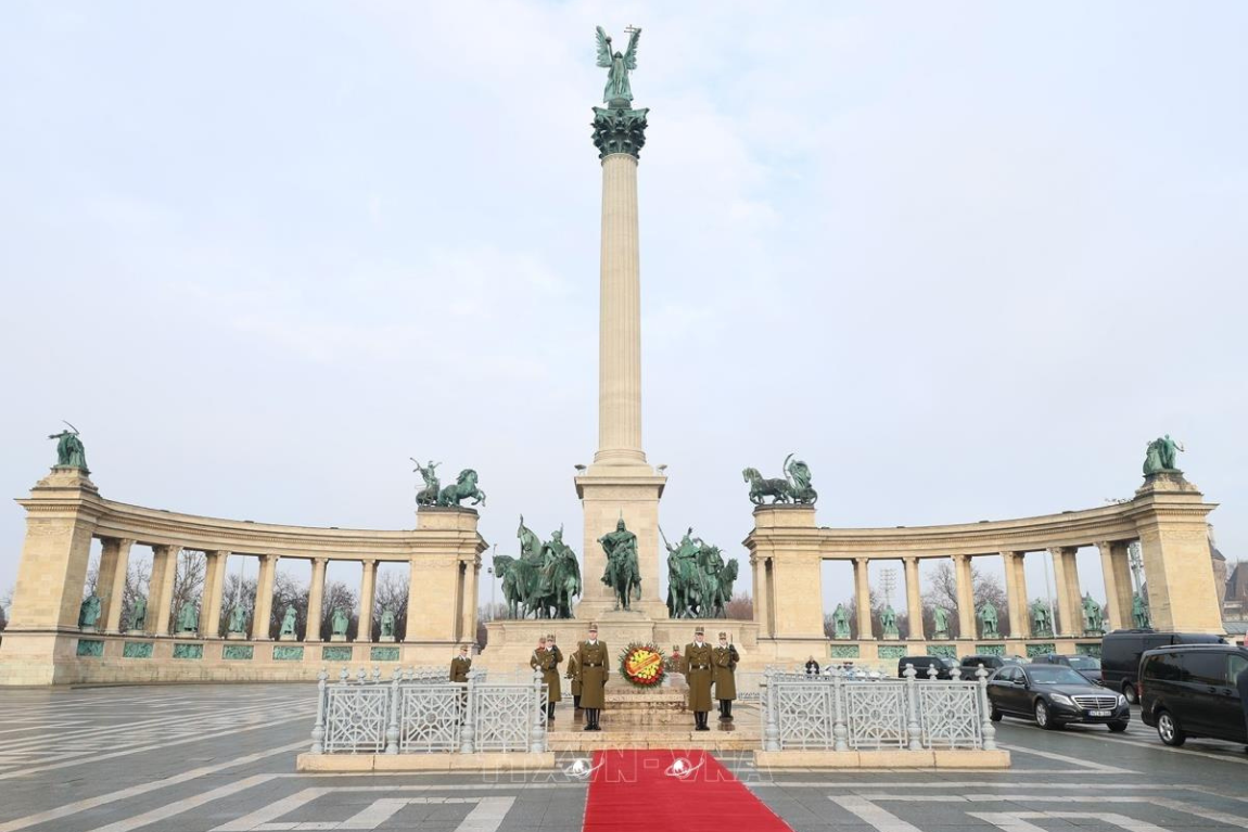 Budapest - Đài Kỷ niệm Thiên niên kỷ – với tượng Tổng lãnh thiên thần Gabriel trên đỉnh