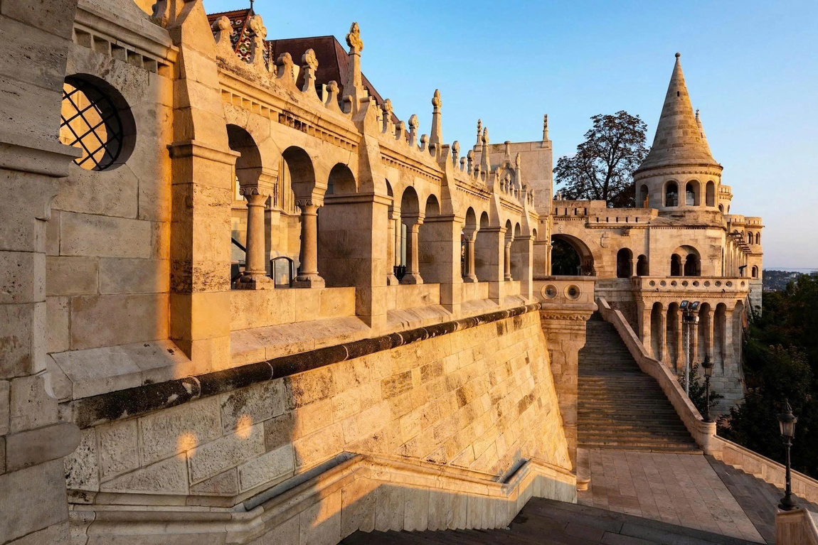 Budapest - Hành lang đá vòm cung, cầu thang cổ kính theo kiến trúc Tân Roman của Pháo đài