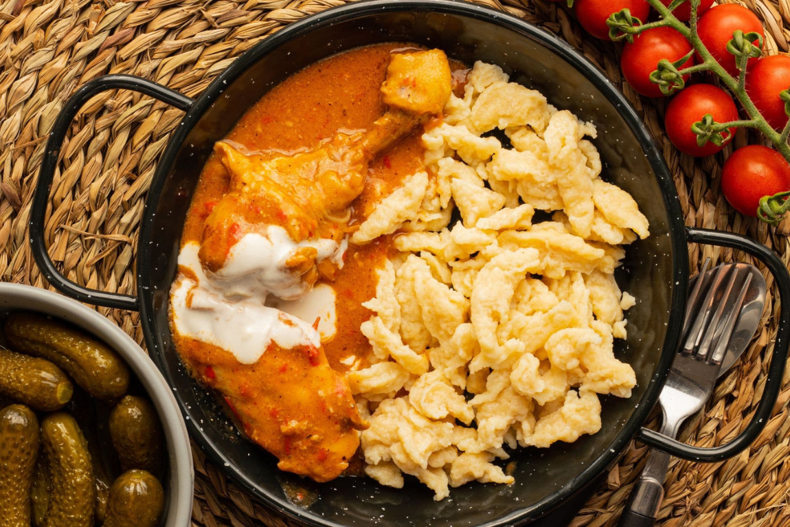 Budapest - Paprikás Csirke gà hầm sốt kem paprika