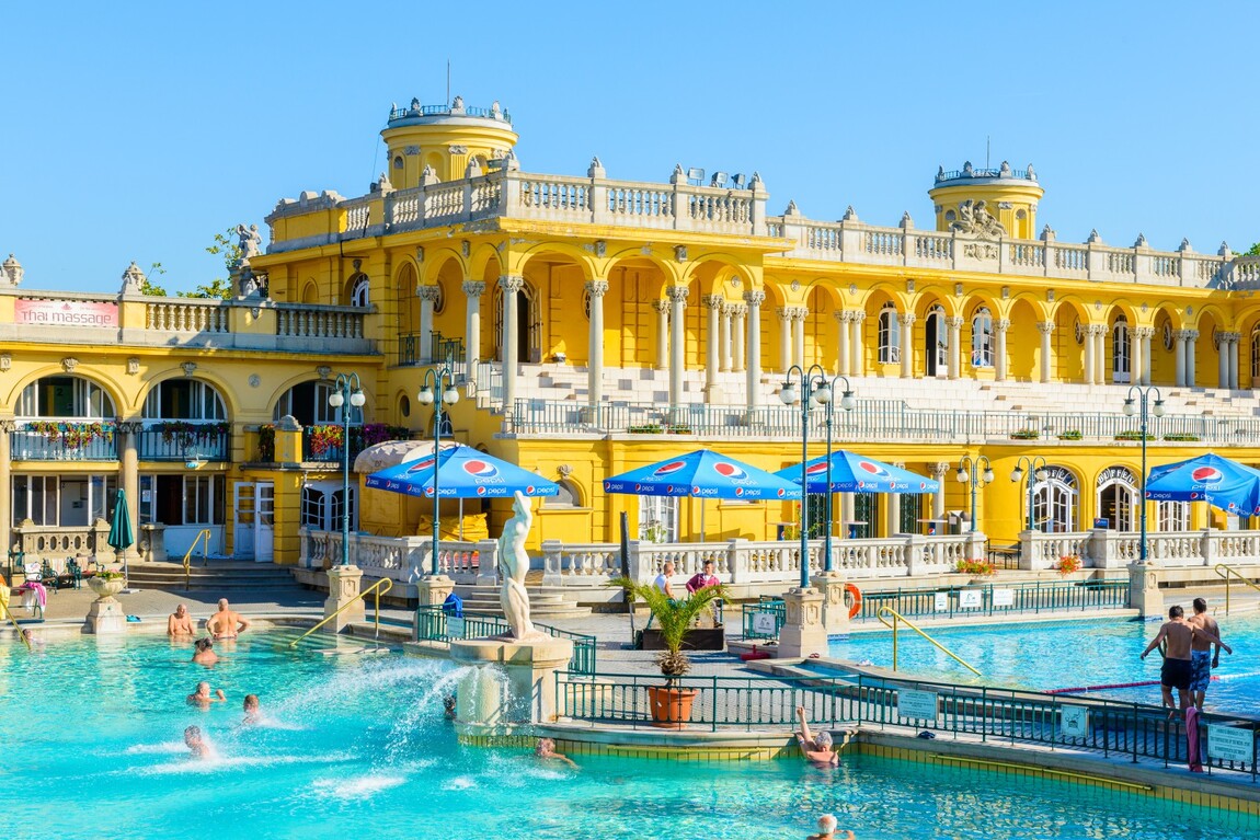 Budapest - Széchenyi Thermal Bath khu tắm khoáng nóng tự nhiên lớn nhất châu Âu