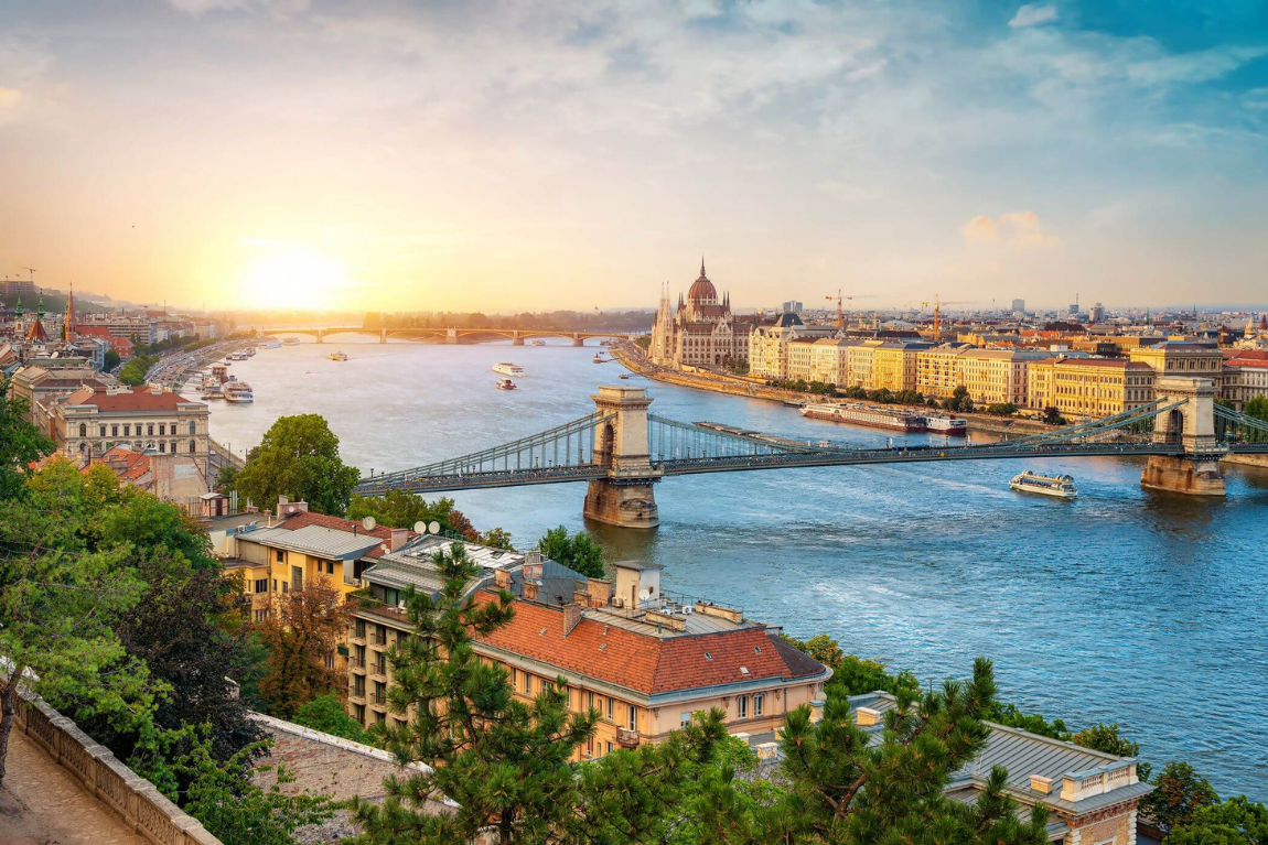 Budapest - Toàn cảnh sông Danube giữa hai bờ Buda và Pest của thủ đô Budapest