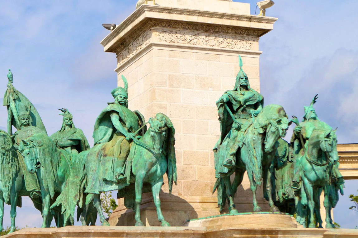 Budapest - Tượng bảy thủ lĩnh Magyar ở đài tưởng niệm của quảng trường anh hùng Budapest