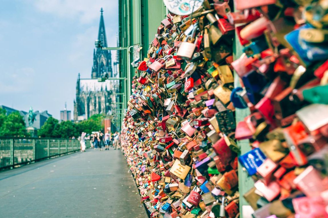 Cologne - Cầu Hohenzollern nơi hàng ngàn ổ khóa tình yêu lưu giữ lời hẹn ước lãng mạn