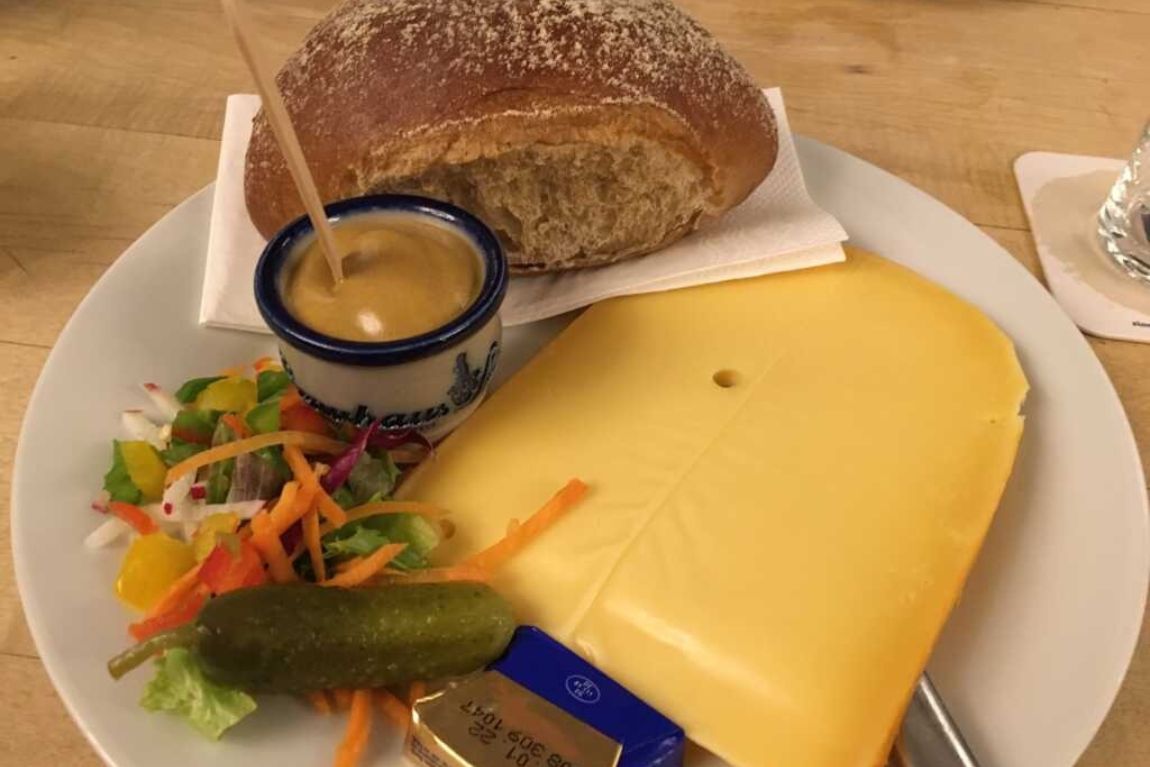 Cologne - Halver Hahn – bánh mì lúa mạch kẹp phô mai Gouda