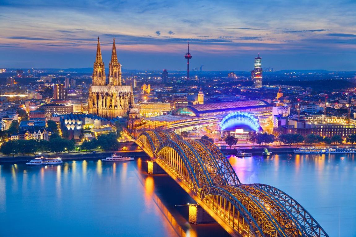 Cologne - Khung cảnh cầu Hohenzollern về đêm