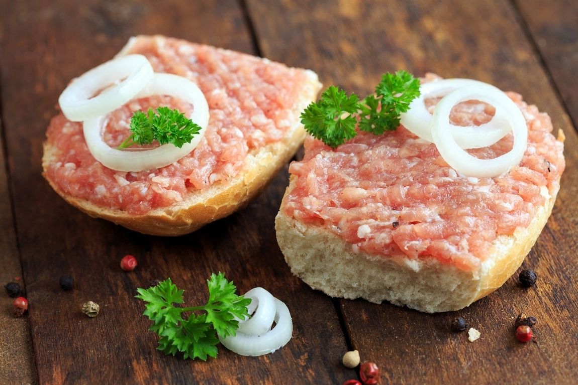 Cologne - Mettbrötchen – bánh mì kẹp thịt heo sống xay nhuyễn