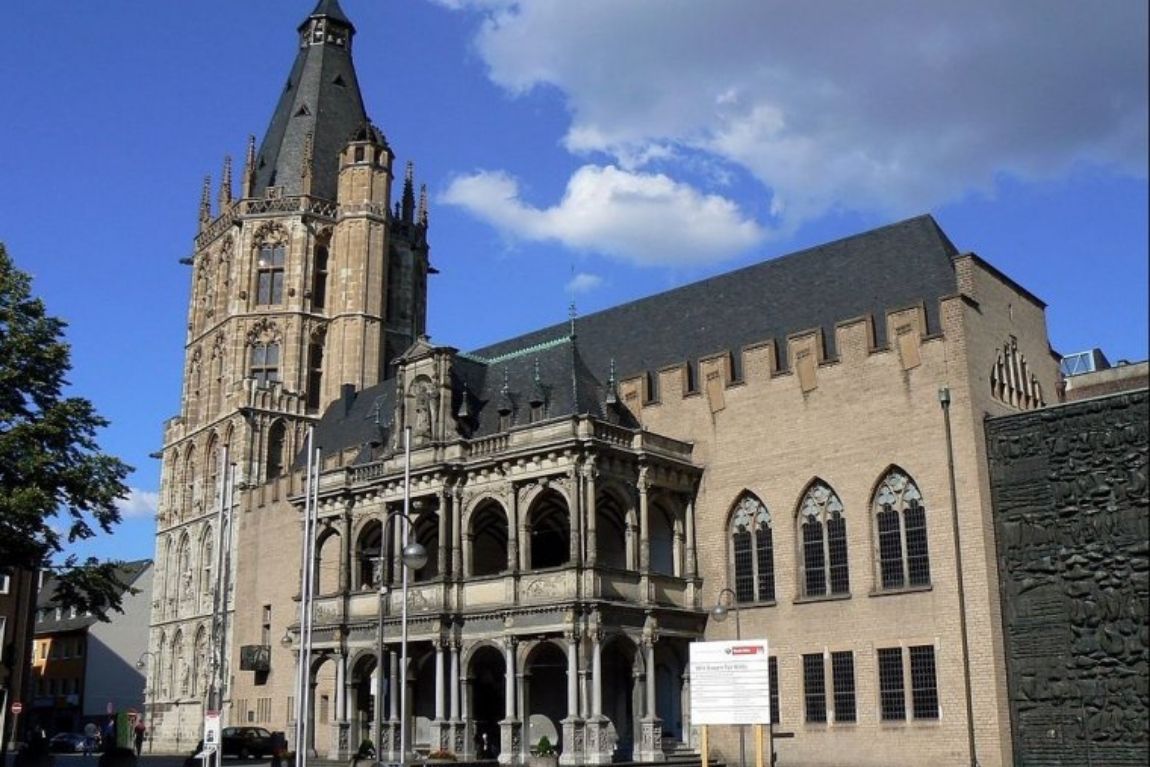 Cologne - Tòa thị chính Cologne – biểu tượng lịch sử lâu đời với kiến trúc độc đáo